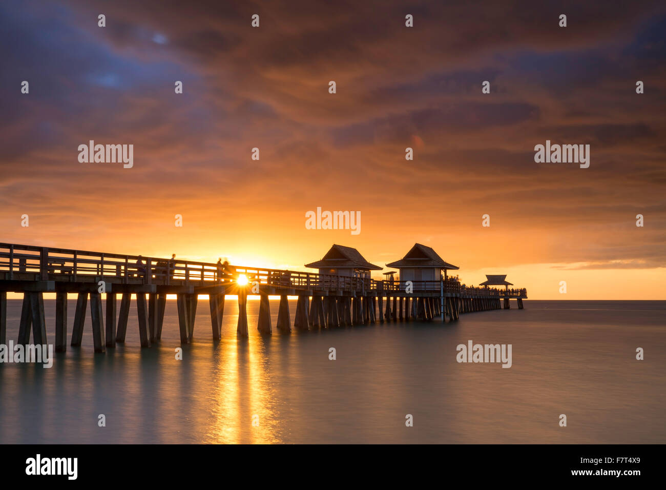 Tramonto sul molo e il Golfo del Messico, Naples, Florida, Stati Uniti d'America Foto Stock