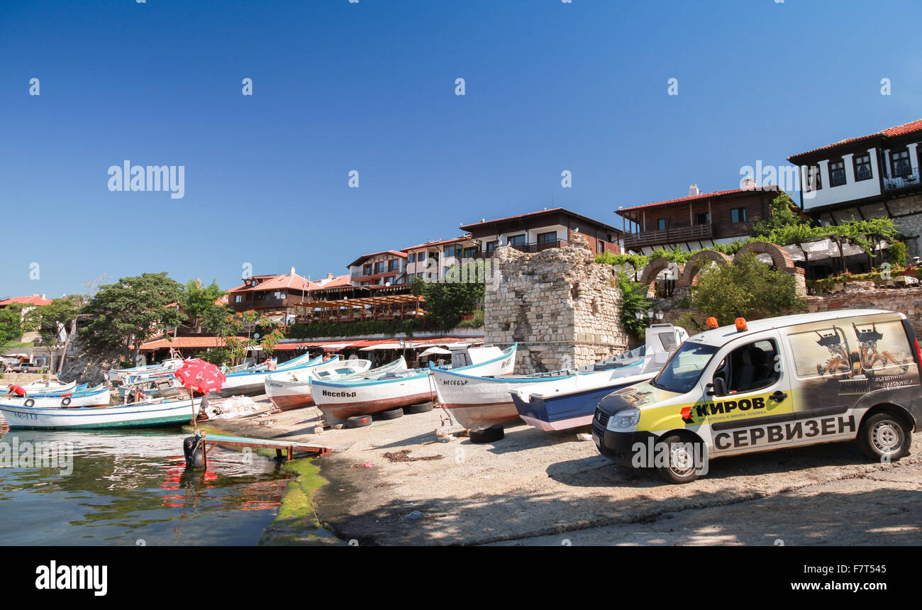 Nesebar, Bulgaria - 21 Luglio 2014: barche in legno è sdraiato sul Seacoast nella città vecchia Nesebar, il litorale del Mar Nero Foto Stock