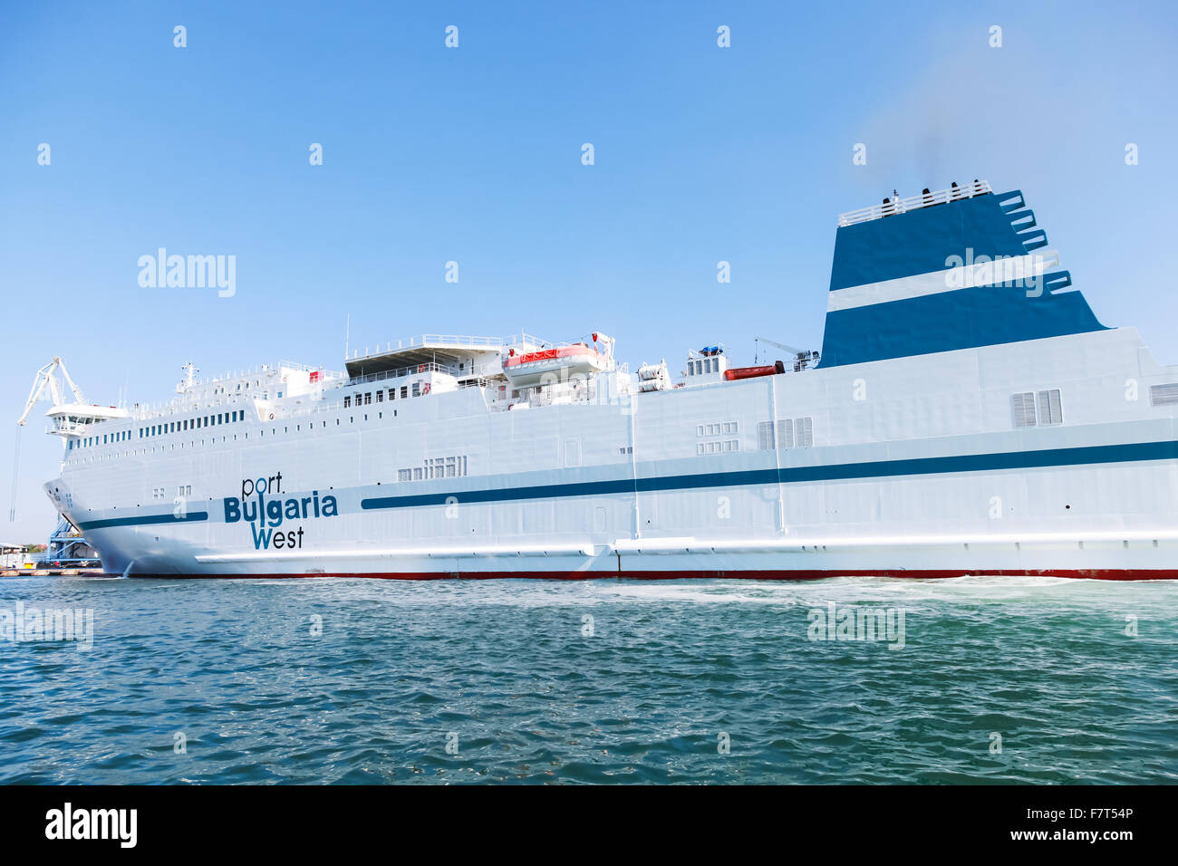 Burgas, Bulgaria - 22 Luglio 2014: Bianco nave da carico ormeggiata nel porto di Burgas, Bulgaria Foto Stock