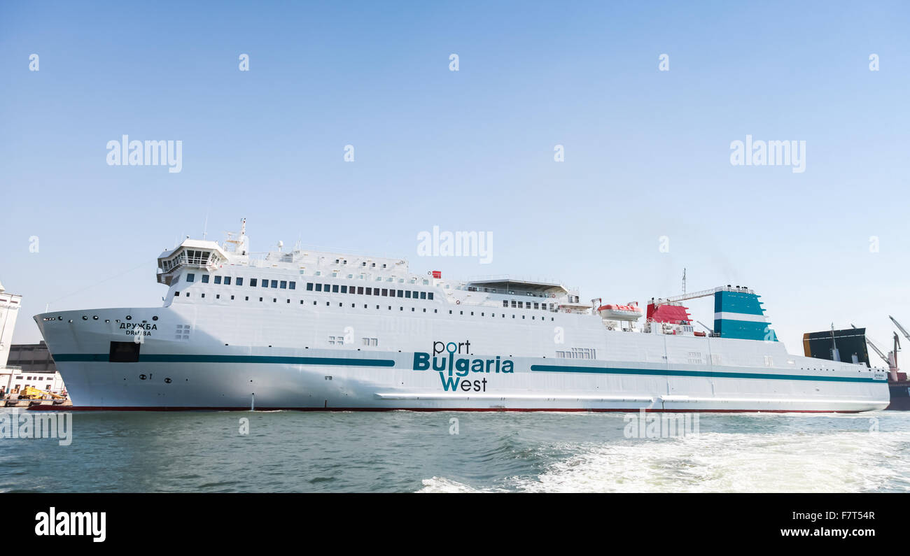 Burgas, Bulgaria - 22 Luglio 2014: Bianco nave da carico ormeggiata nel porto di pesce di Burgas, Bulgaria Foto Stock