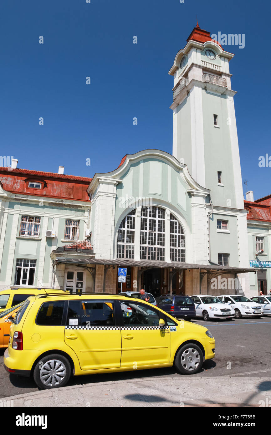 Burgas in Bulgaria - Luglio 23, 2014: giallo taxi auto parcheggiate vicino al passeggero centrale stazione ferroviaria di Burgas Foto Stock