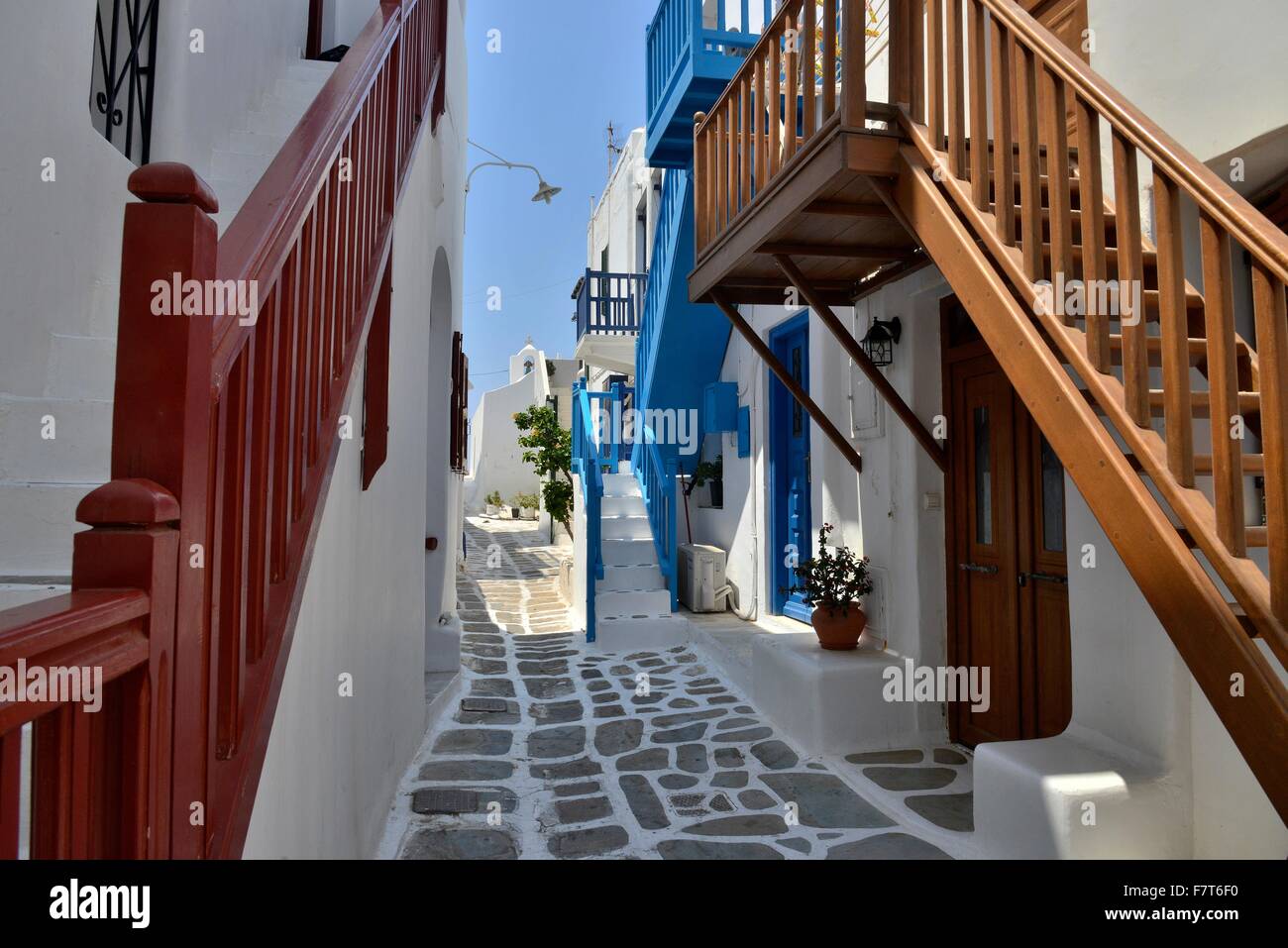 Vicolo stretto con scaloni in centro storico, la città di Mykonos o Chora, Mykonos, Cicladi Grecia Foto Stock