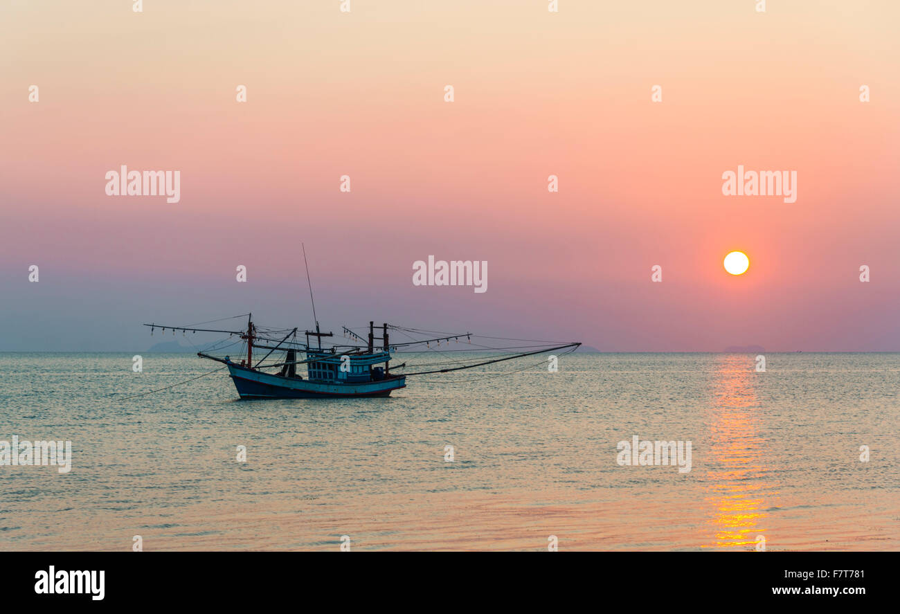 Barca in mare al tramonto, Koh Samui, Golfo di Thailandia, Tailandia Foto Stock