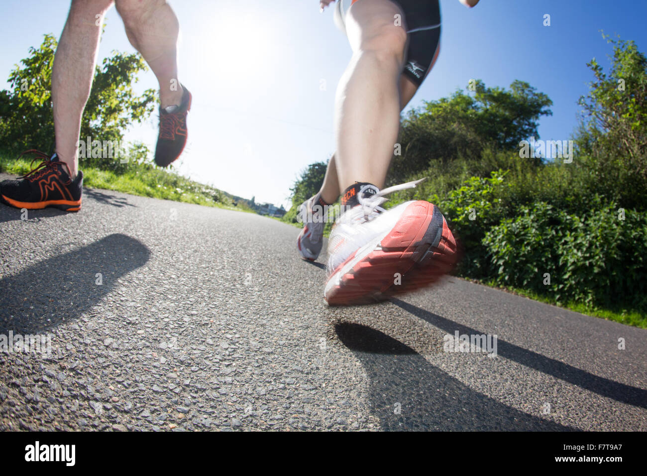 Gambe, scarpe da jogging, per chi ama fare jogging sulla pista di asfalto, Germania Foto Stock