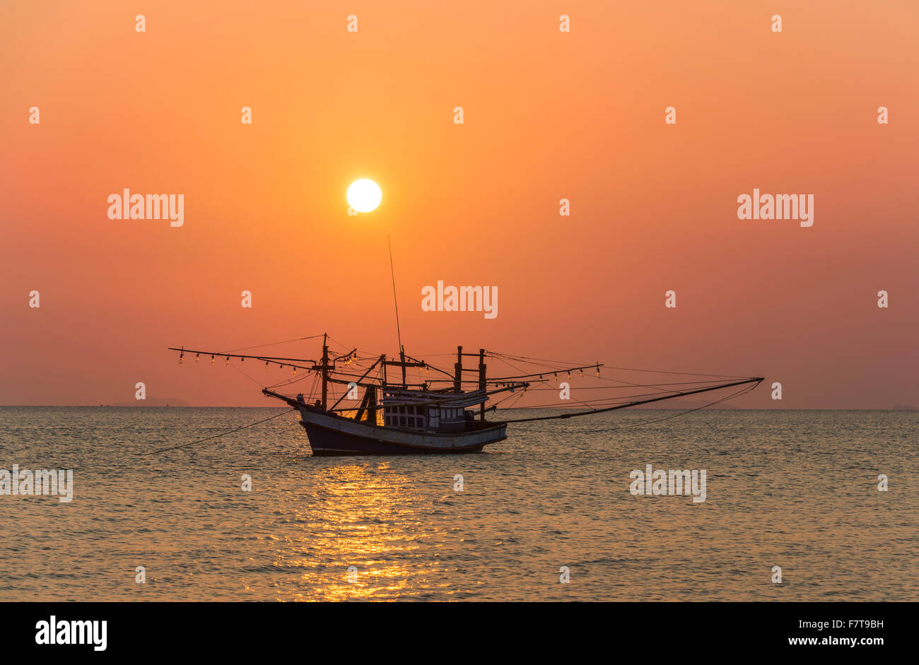 Barca in mare al tramonto, Koh Samui, Golfo di Thailandia, Tailandia Foto Stock