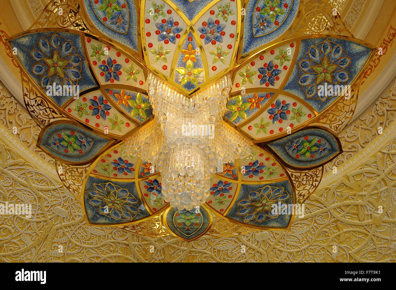 Soffitto decorato, Moschea Sheikh Zayed, Abu Dhabi, Emirati Arabi Uniti Foto Stock
