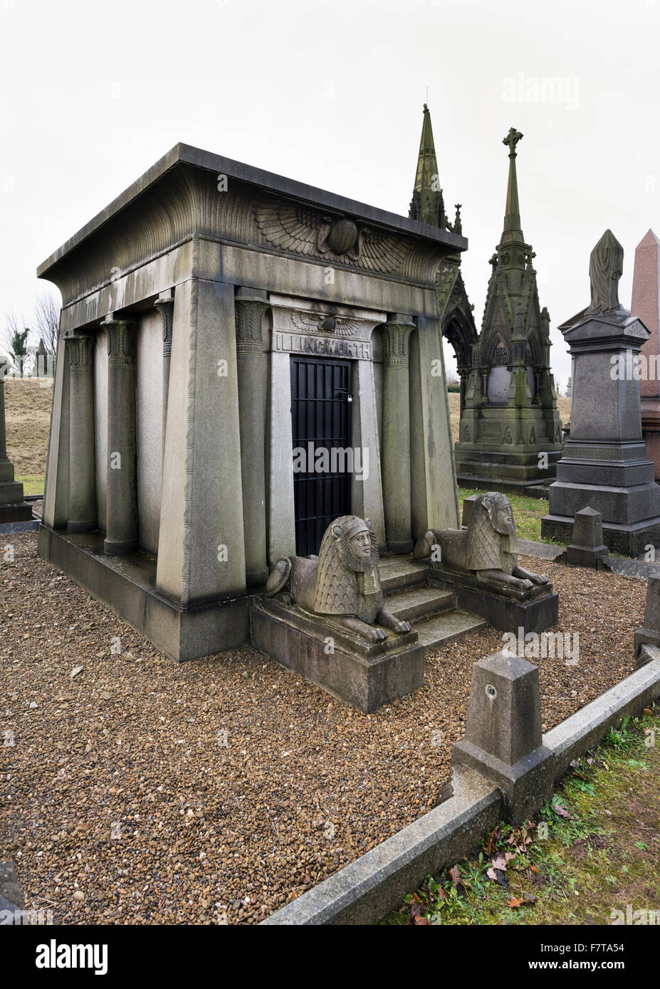 Stile Egizio Illingworth tomba presso la storica Undercliffe cimitero, Bradford, West Yorkshire, Regno Unito Foto Stock