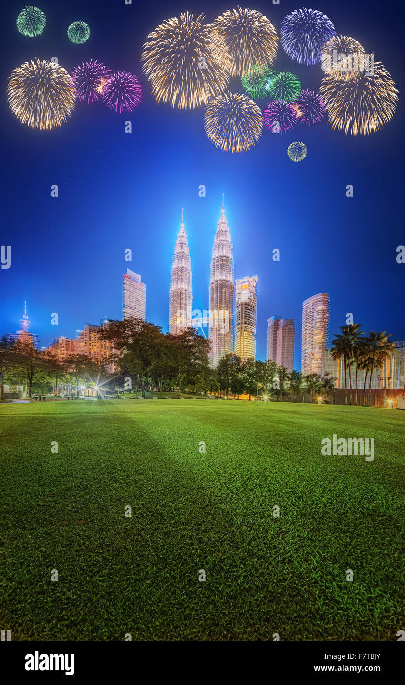 Bellissimi fuochi d'artificio sopra la città di Kuala Lumpur skyline notturno, Malaysia Foto Stock