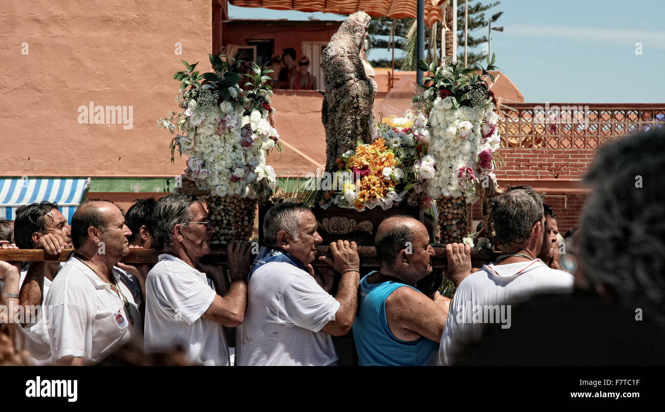 ALGECIRAS, CADIZ, Spagna - 15 agosto: persone non identificate che partecipano sul Palm vergine processione. Subacquei e pescatori di Alge Foto Stock