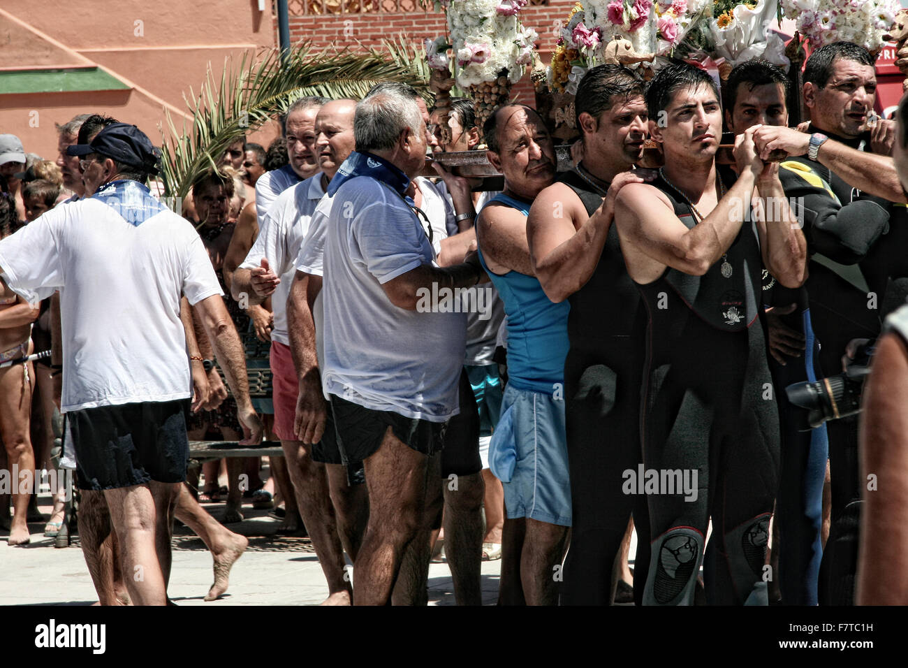 Persone non identificate hanno tenuto una parte sul Palm vergine processione. Subacquei e pescatori di Algeciras, Cadiz, Spagna Foto Stock