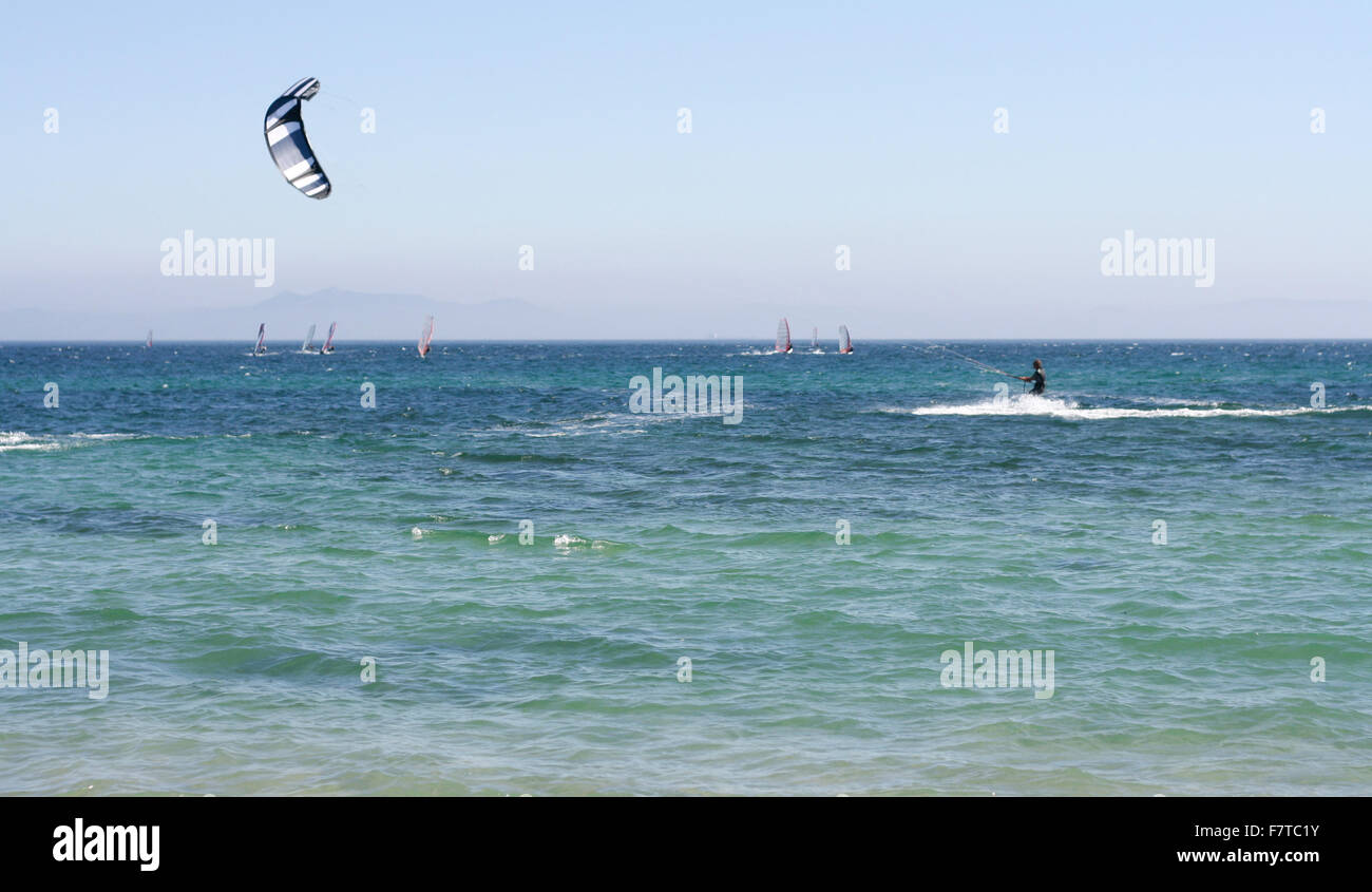 TARIFA, Cadice, Spagna - 17 agosto: Unidentified kitesurfer vicino Punta Paloma Beach, nel sud della Spagna. Tarifa, Agosto 17th, 2008 Foto Stock