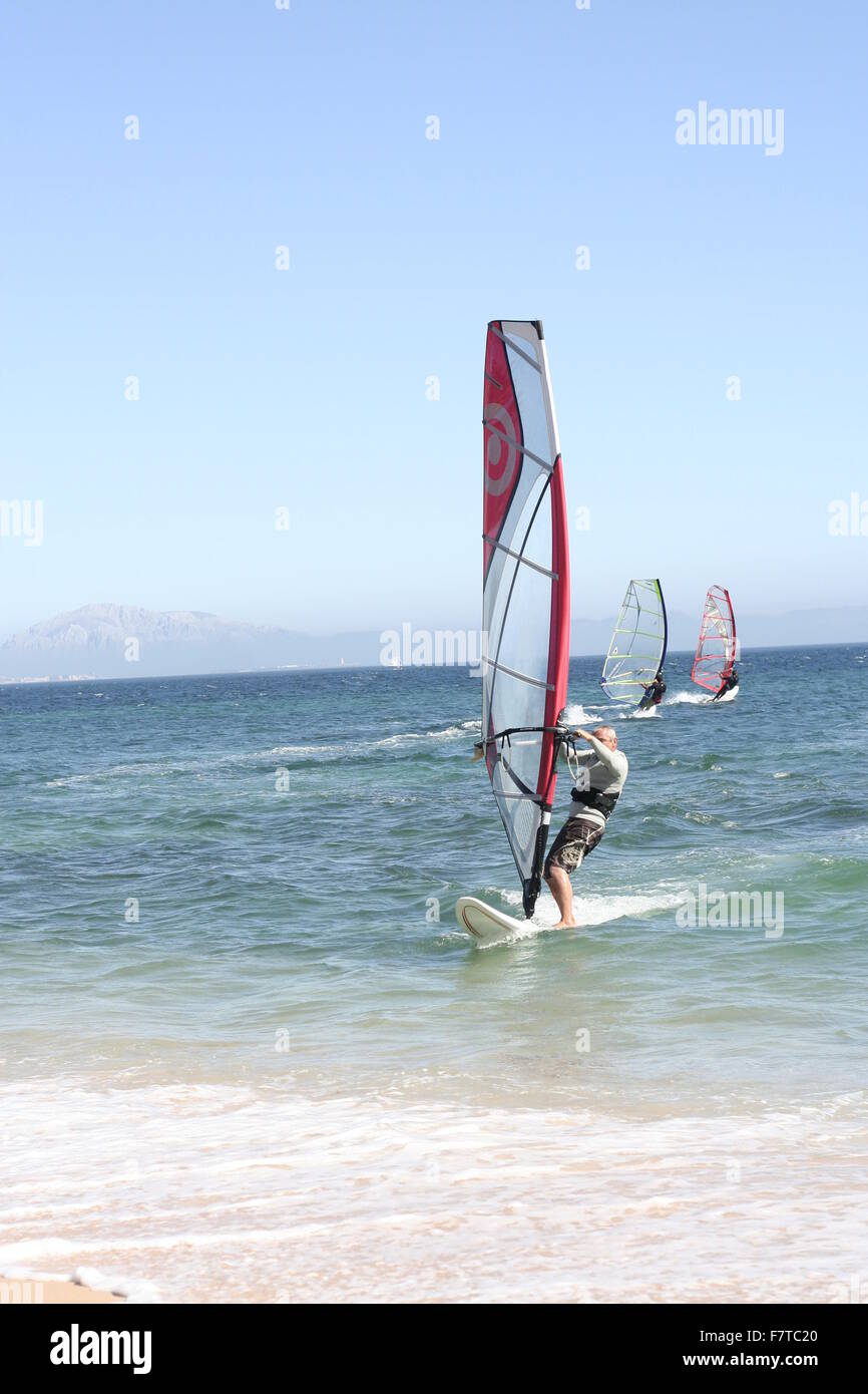 TARIFA, Cadice, Spagna - 17 agosto: Unidentified windsurfisti vicino Punta Paloma Beach, nel sud della Spagna. Tarifa, Agosto 17th, 2008 Foto Stock