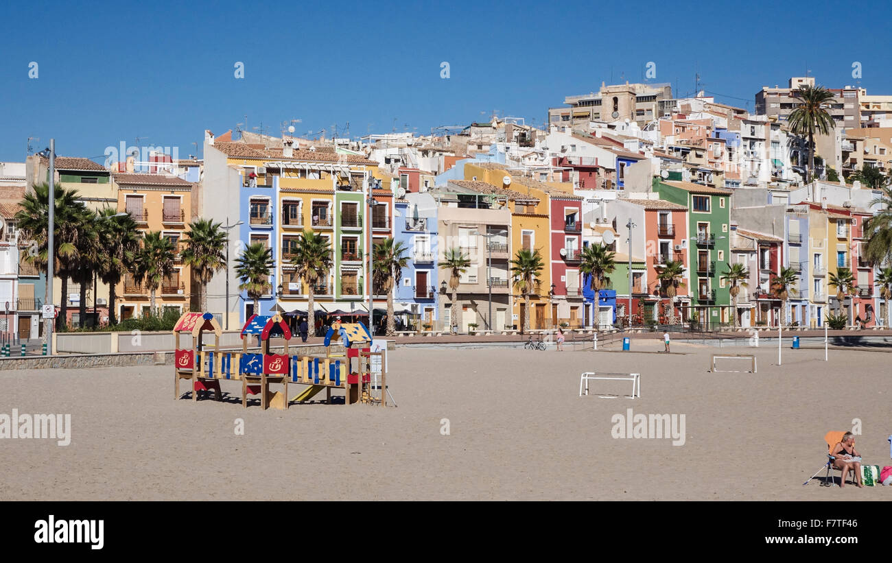 La Vila Joiosa o Villajoyosa, Alicante, Spagna. Un resort costiero con coloratissime case di pescatori tumbling giù per le spiagge dorate Foto Stock