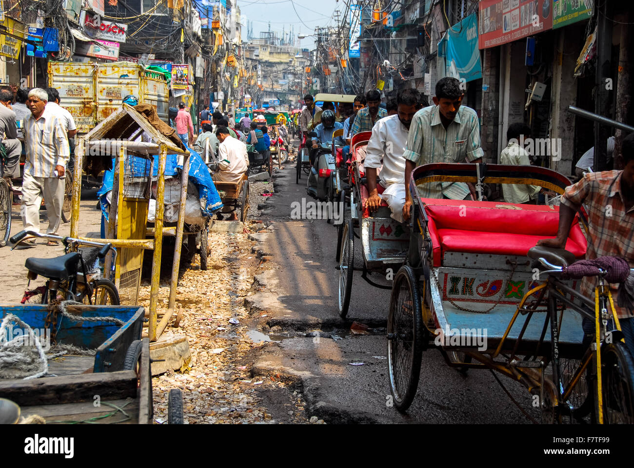 Carico pesante a rickshaw in new delhi india Foto Stock