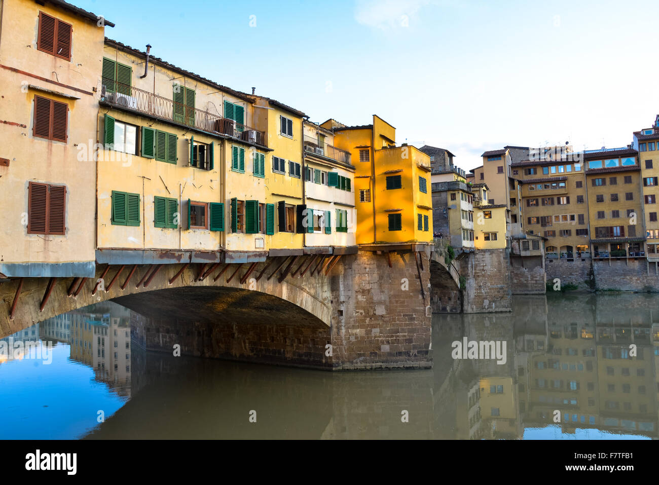 Famoso ponte vecchio con case oltre il fiume Arno in Firenze in Italia Foto Stock