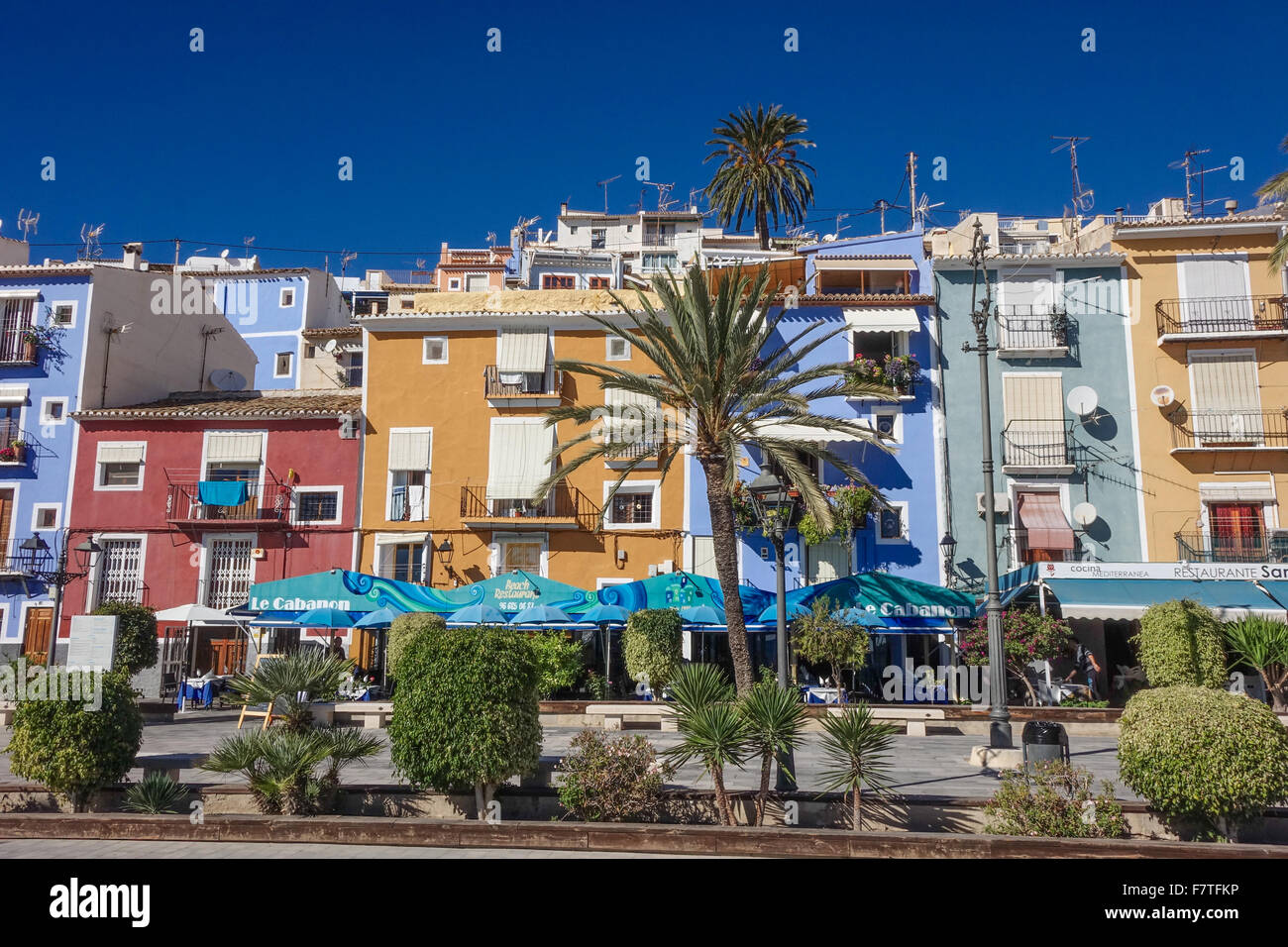 La Vila Joiosa o Villajoyosa, Alicante, Spagna. Un resort costiero con coloratissime case di pescatori tumbling giù per le spiagge dorate Foto Stock