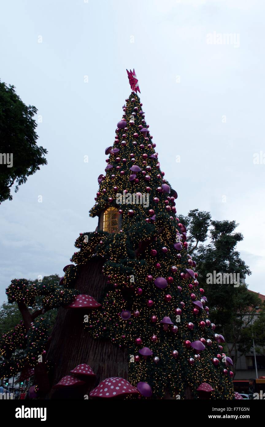 Bellissimo albero di Natale al di fuori del centro commerciale per lo shopping Foto Stock