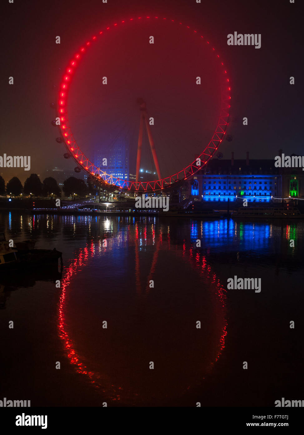 Uno strato di nebbia discese su Londra con conseguente scarsa visibilità su Vauxhall Bridge Road. Le cime del Big Ben e il London Eye è scomparso sotto la coperta di densa nebbia. Dotato di: Vista Dove: Londra, Regno Unito quando: 02 Nov 2015 Foto Stock