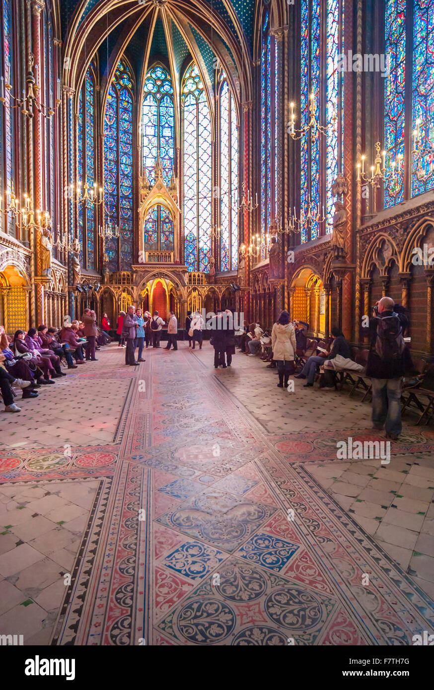 Francia, Parigi, la Sainte Chapelle, finestre di vetro macchiate, soffitto a volta Foto Stock