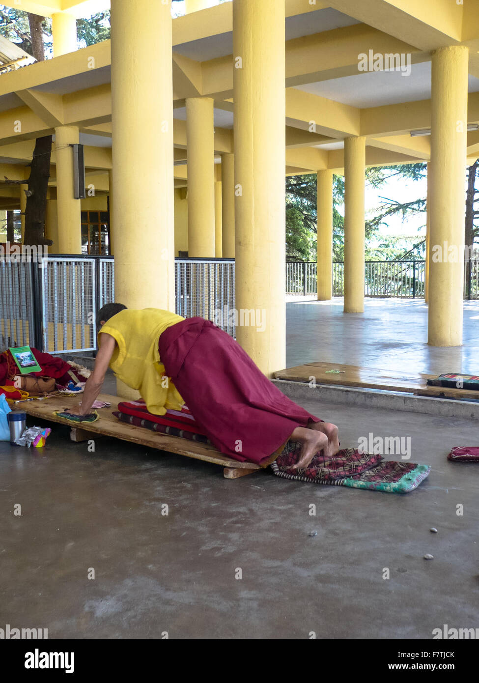 La preghiera buddista al monastero di Dharamsala in India Foto Stock