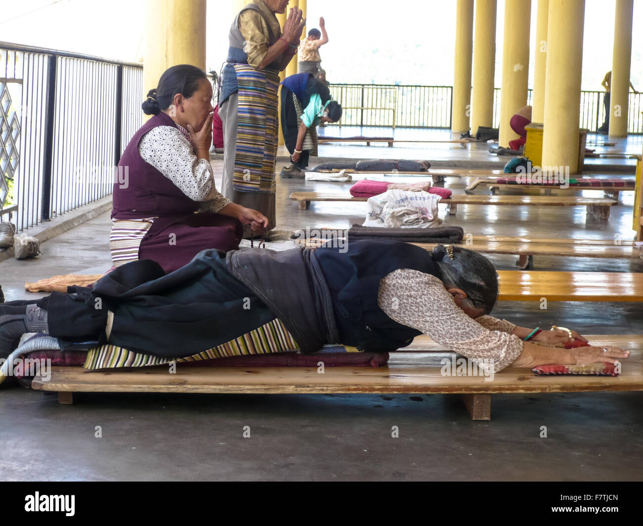 Pregando buddisti femmina al monastero di Dharamsala in India Foto Stock