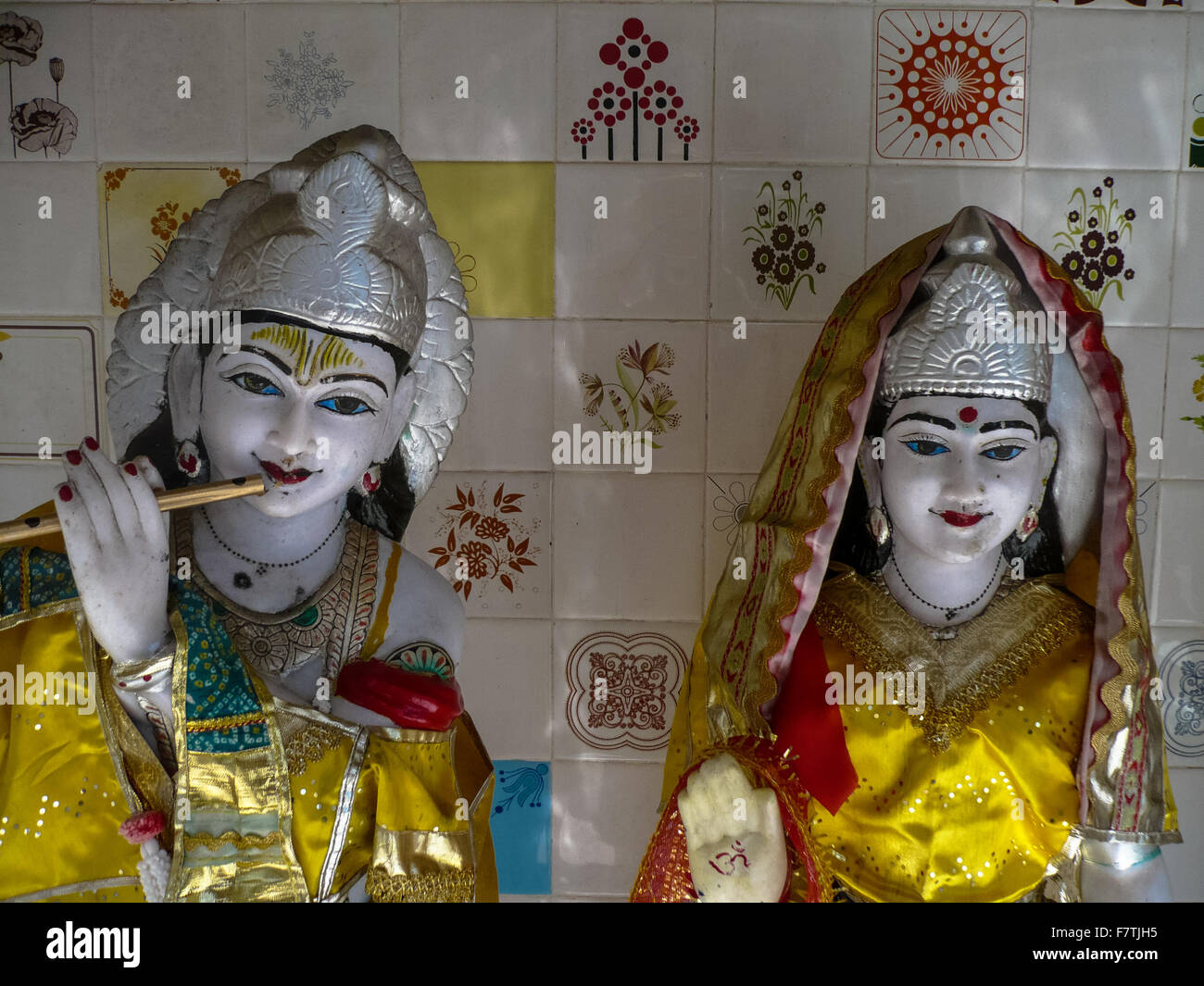 Due piccole statue di DEA al monastero buddista in mcleod ganj india Foto Stock