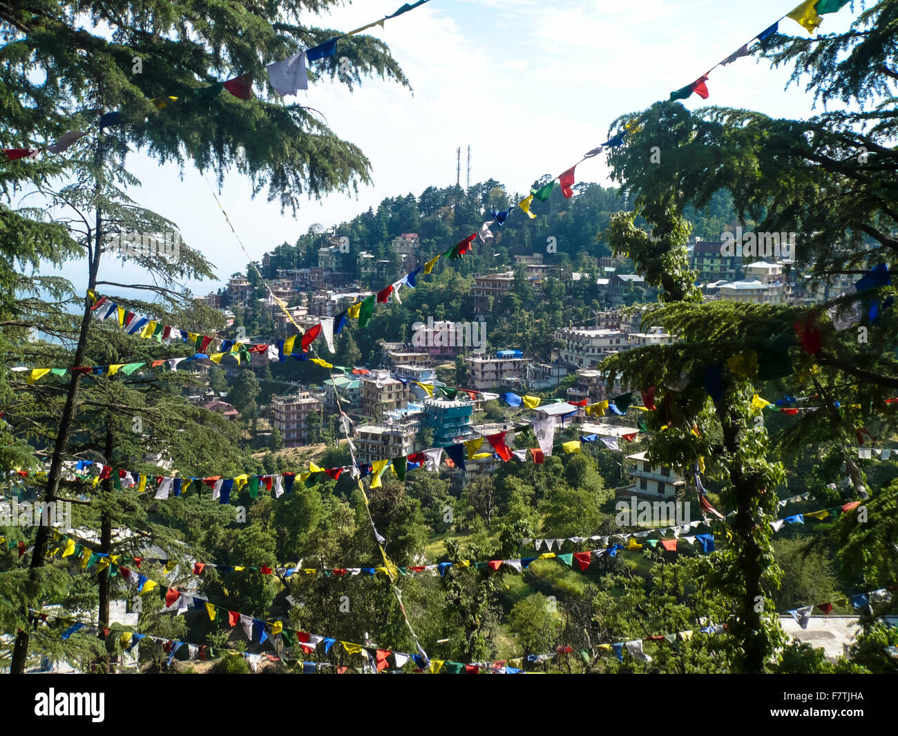 Vista al dalai lama monastero e bandiere di preghiera in mcleod ganj india Foto Stock