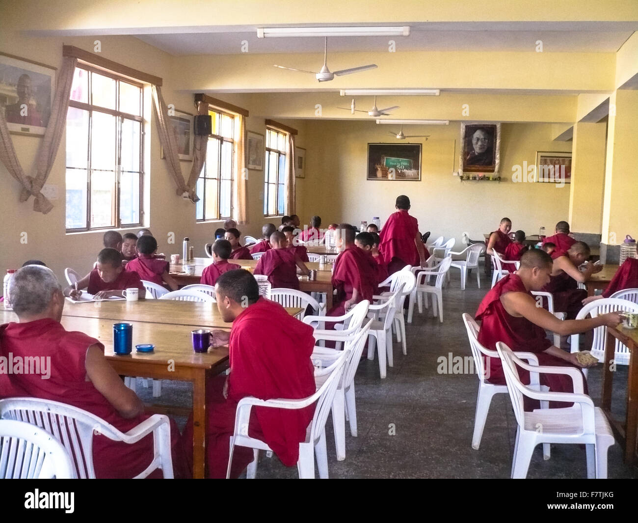 I monaci in mcleod ganj monastero tsuglagkhang Foto Stock