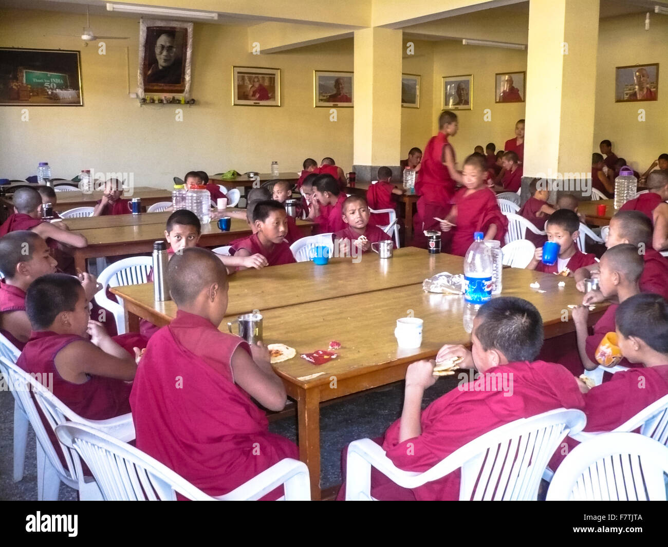 I monaci in mcleod ganj monastero tsuglagkhang Foto Stock