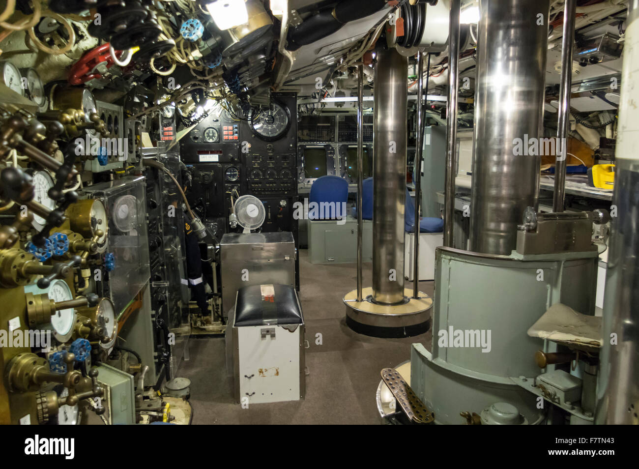 Interno del Royal Australian Navy sommergibile HMAS forni, sul display in Western Australian Maritime Museum, Fremantle. Foto Stock