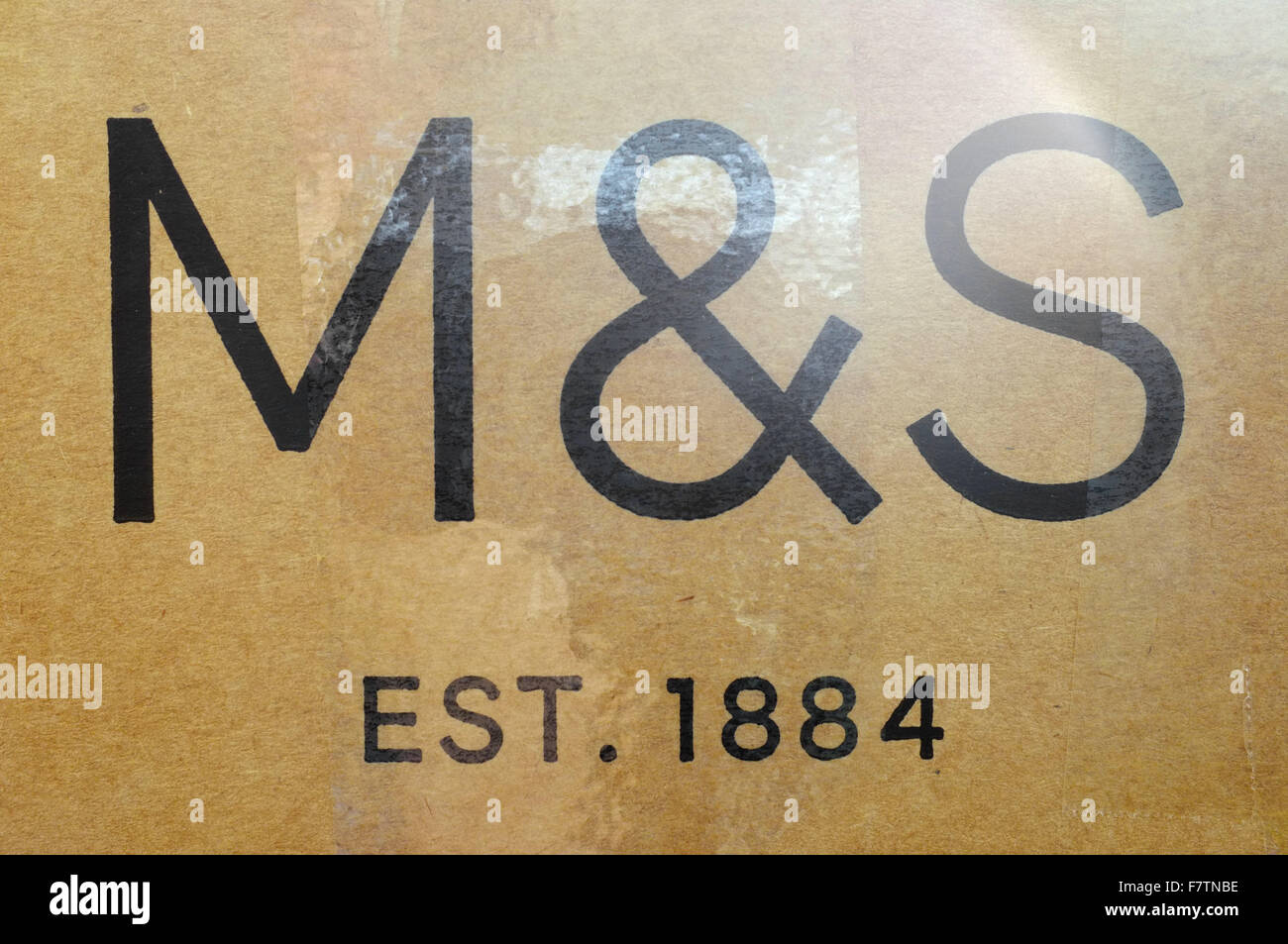 Il lato di un Marks & Spencer scatola in cartone contenente un ordine online. Foto Stock