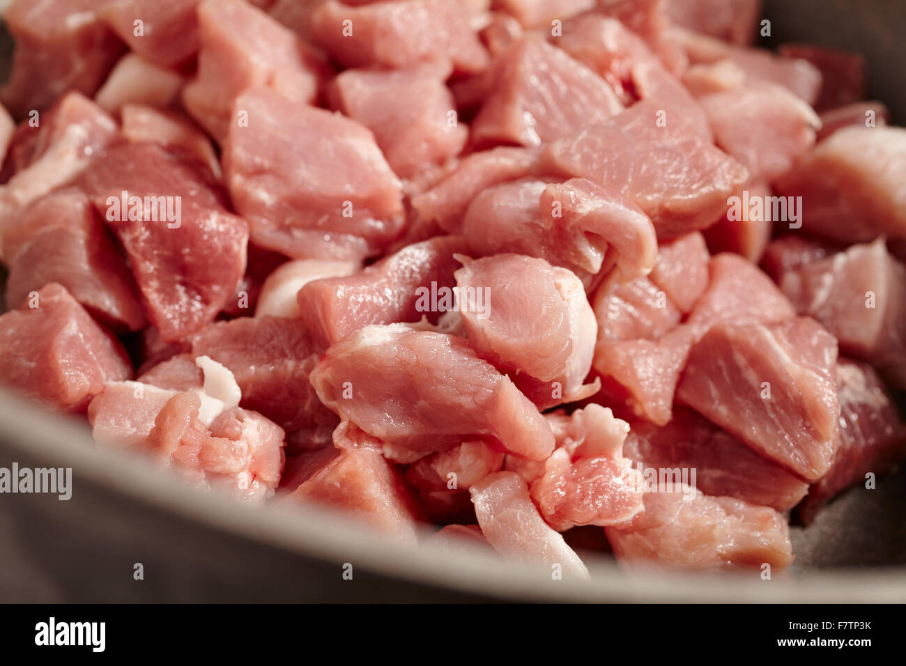 Disossati la carne di maiale cruda in una pentola di stufato Foto Stock