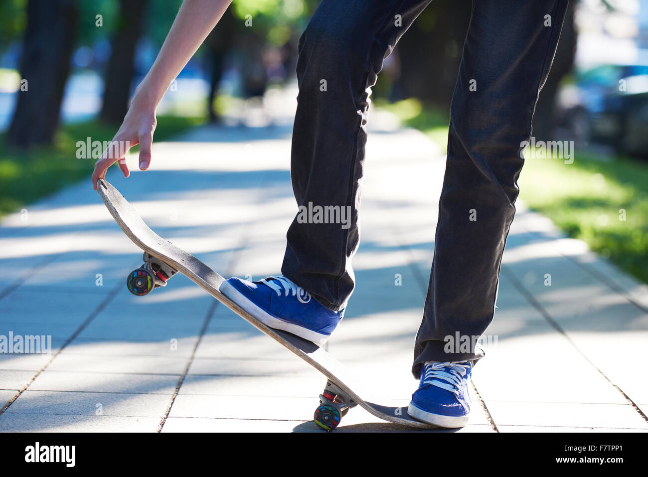 Scena urbana, primo piano del salto di skateboard Foto Stock