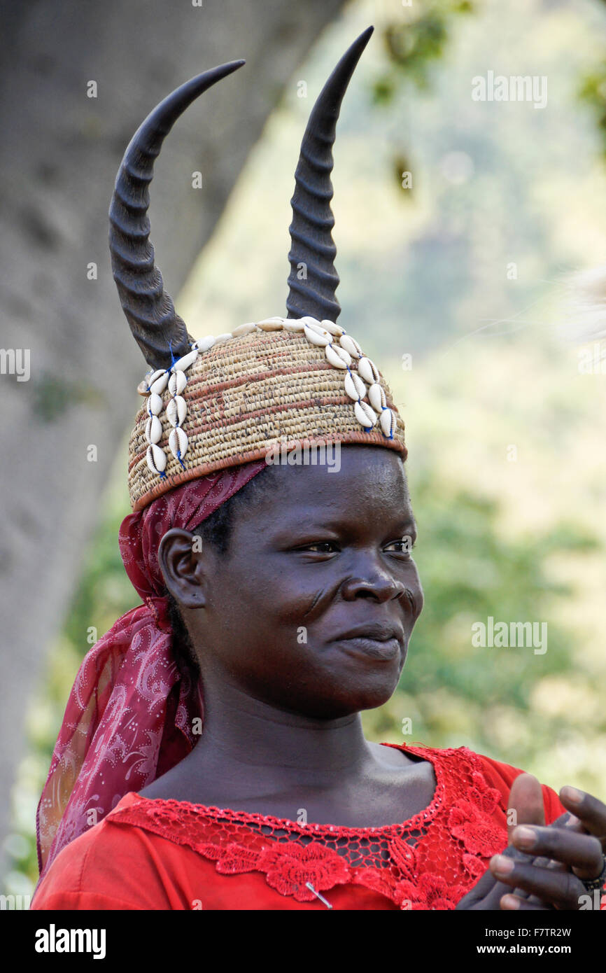 Tamberma donna che indossa gazzella horn hat, Koutammakou, " la terra dei Batammariba,' Togo Foto Stock