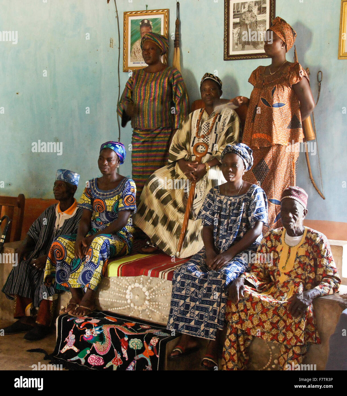 Kokomba capo tribù, mogli e gli anziani del villaggio, Bandjeli, Togo Foto Stock