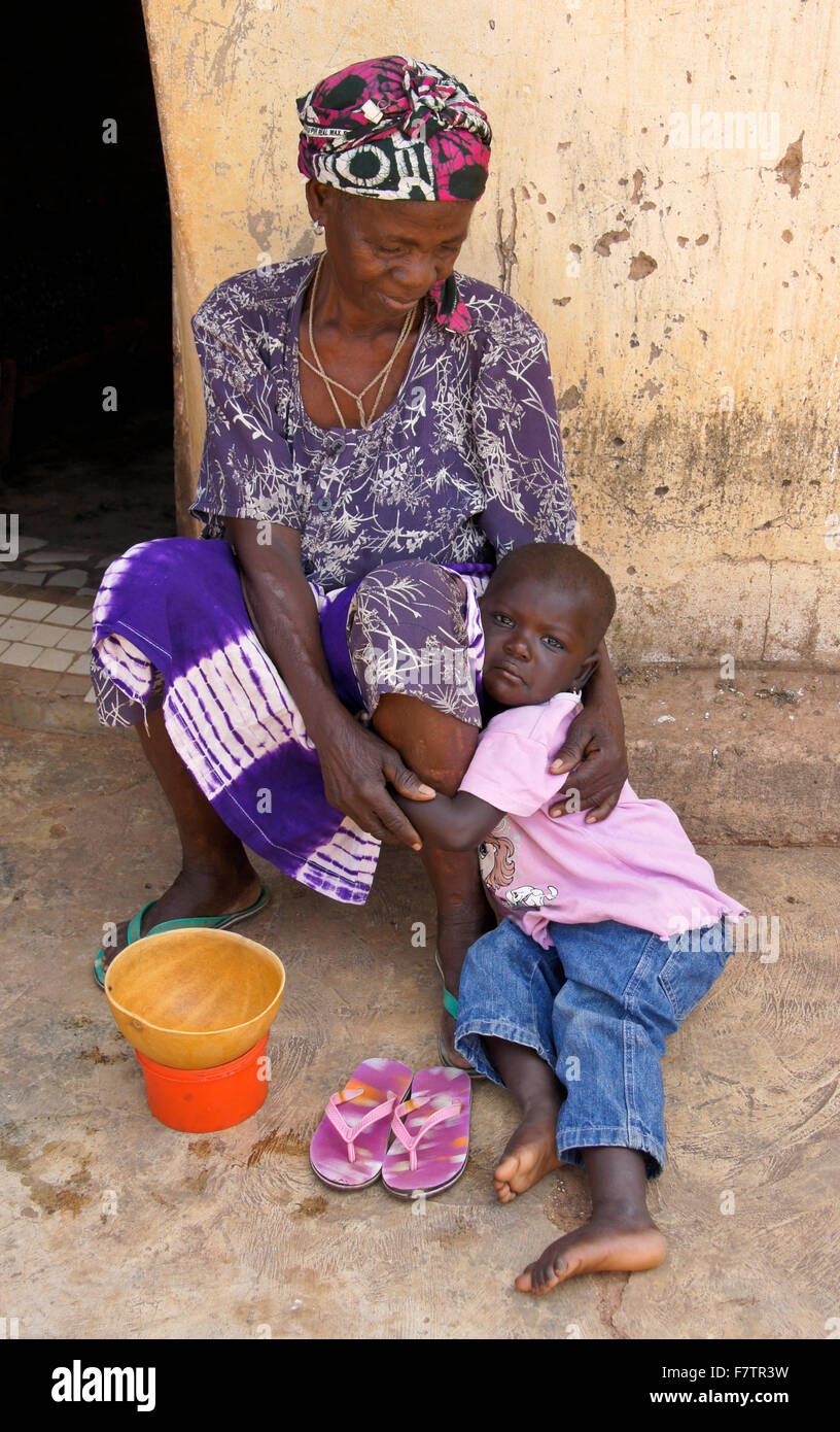 Tribale Kokomba donna e bambino, Bandjeli, Togo Foto Stock