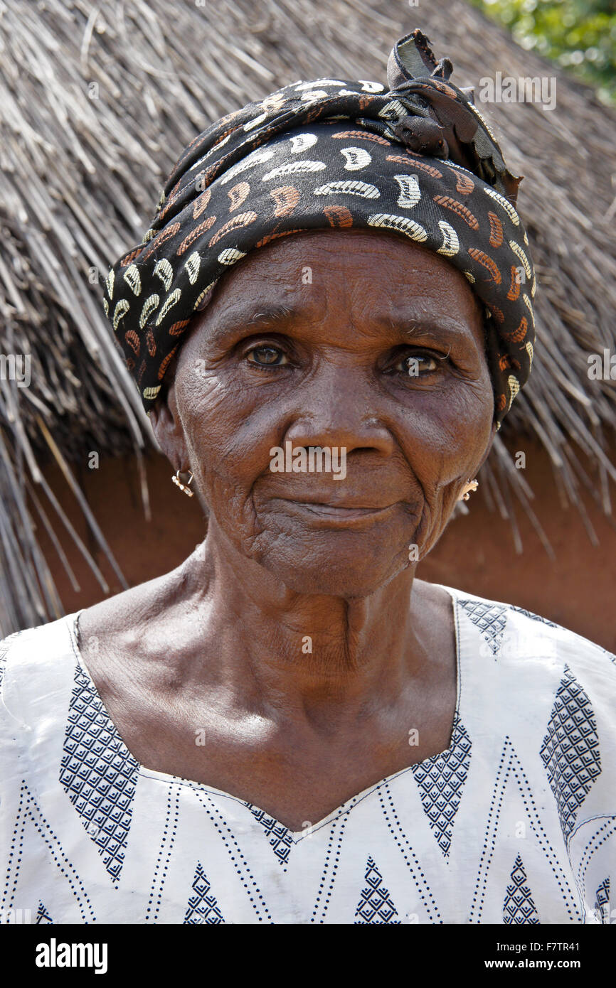 Anziani Kokomba donna tribale, Bandjeli, Togo Foto Stock