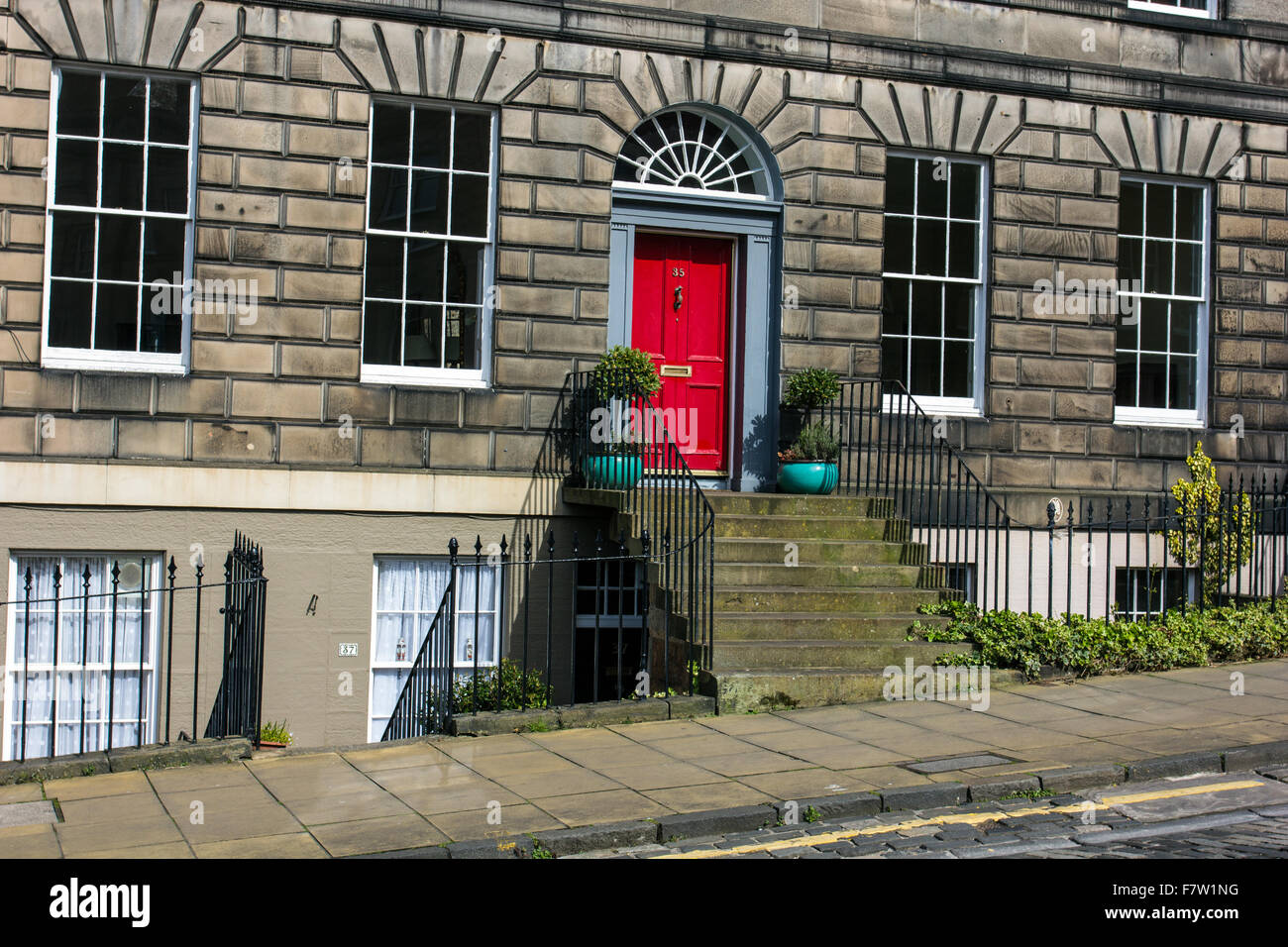 Porta Rossa tenement a Stockbridge Edinburgh Foto Stock