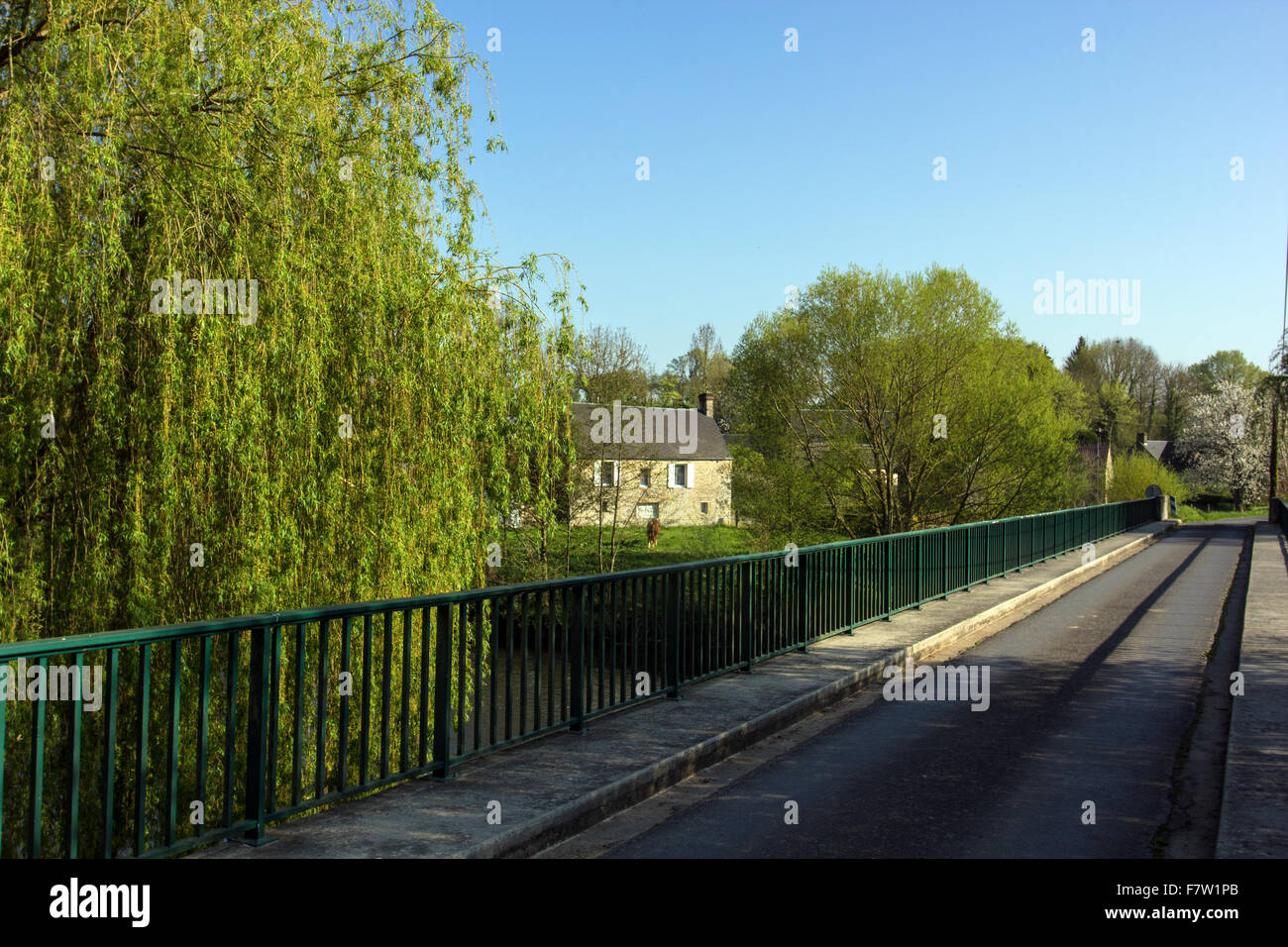 Ponte in Clecy con il vecchio cottage in pietra in background Foto Stock