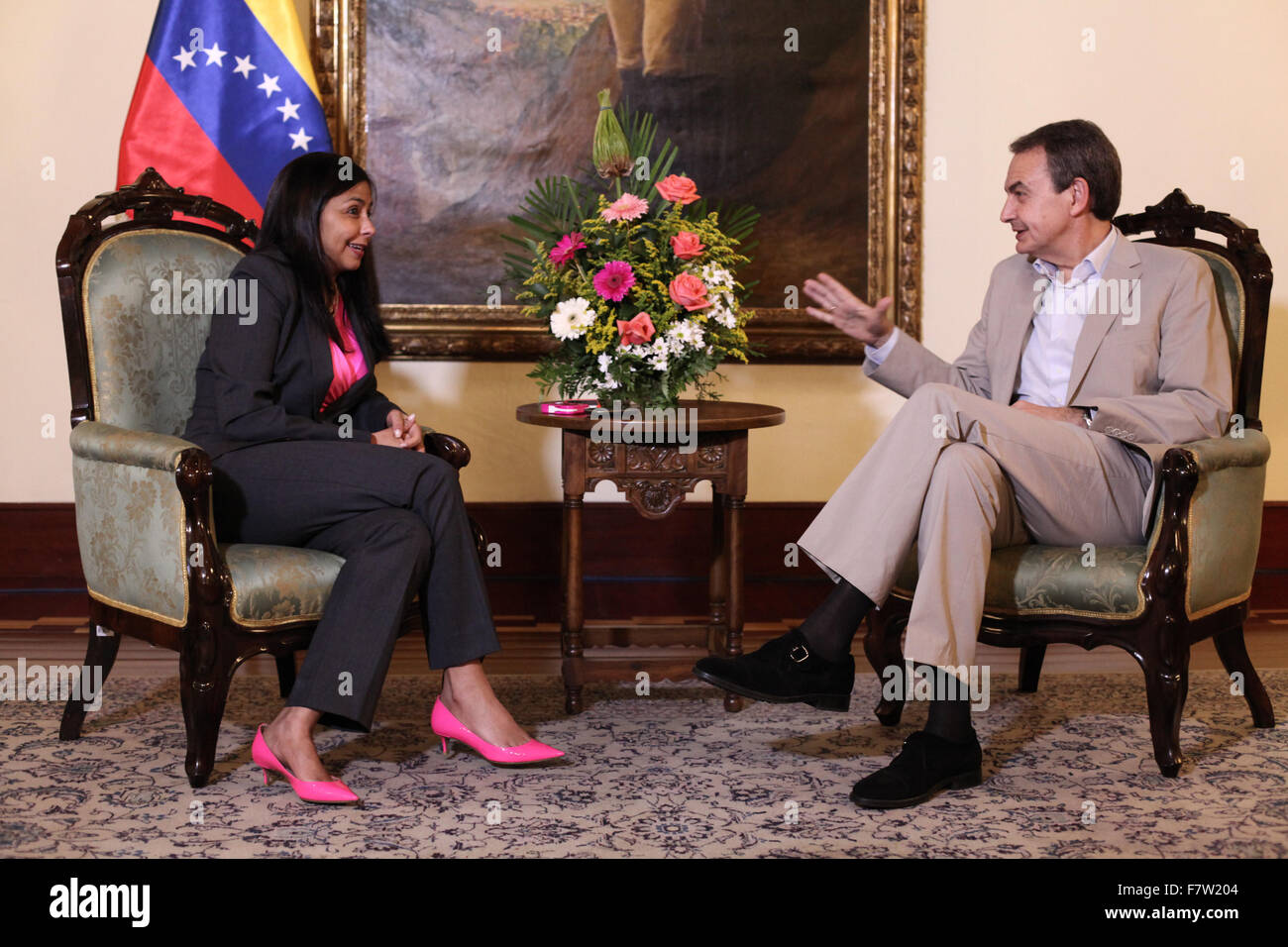 Caracas, Venezuela. 2° dic, 2015. Venezuela del ministro degli Esteri Delcy Rodriguez (L) si riunisce con la Spagna dell ex Primo Ministro Jose Luis Rodriguez Zapatero a Caracas, Venezuela, il 2 dicembre, 2015. José Luis Rodriguez Zapatero, Panama dell ex Presidente Martin Torrijos e senatore colombiano Horacio Serpa sono stati invitati dal venezuelano consiglio nazionale elettorale ad osservare le elezioni parlamentari che si terranno a Dic. 6. © Boris Vergara/Xinhua/Alamy Live News Foto Stock