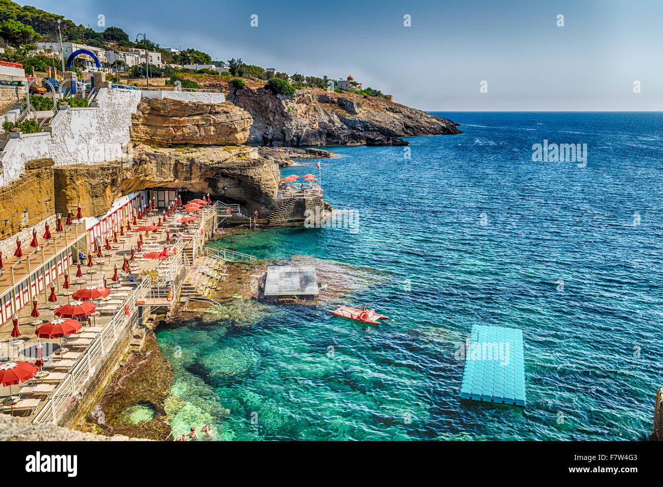 Stabilimenti balneari, rocce e architettura della costa salentina del Mare Ionio in Italia, a Santa Cesarea Terme, Lecce, Puglia Foto Stock