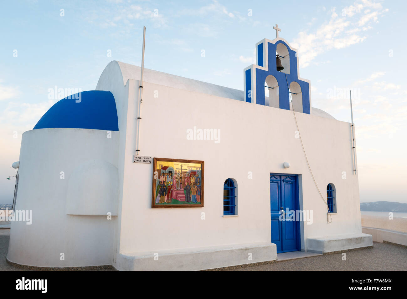 Grecia - Santorini Island, Imerovigli, una chiesa tradizionale sulla caldera pathway Foto Stock