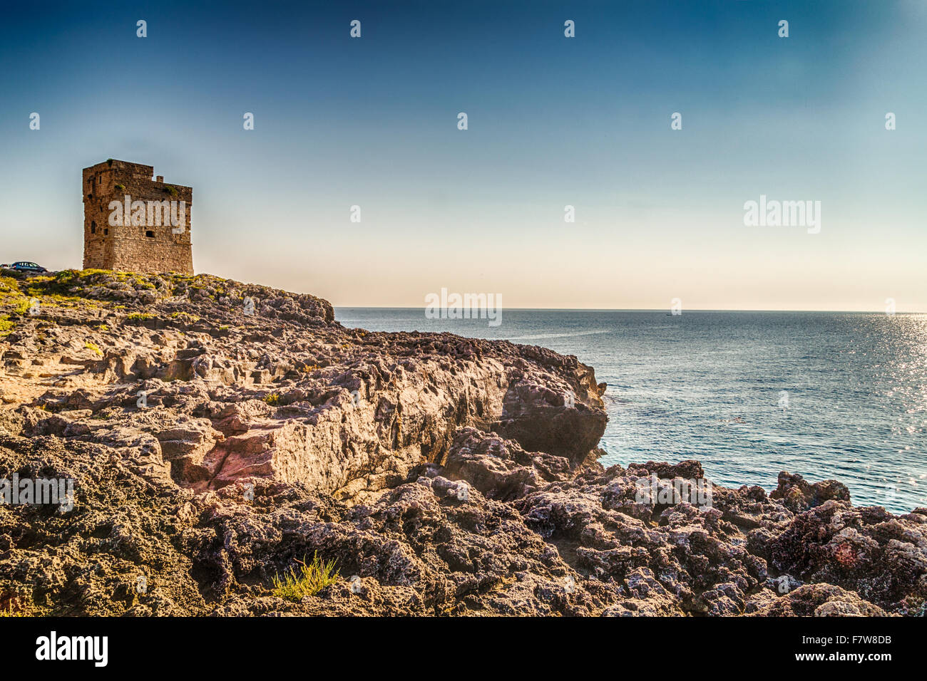 Costeggiando la torre nel Salento sul mare Ionio in Italia, Marina Serra Tricase, Lecce, Puglia Foto Stock