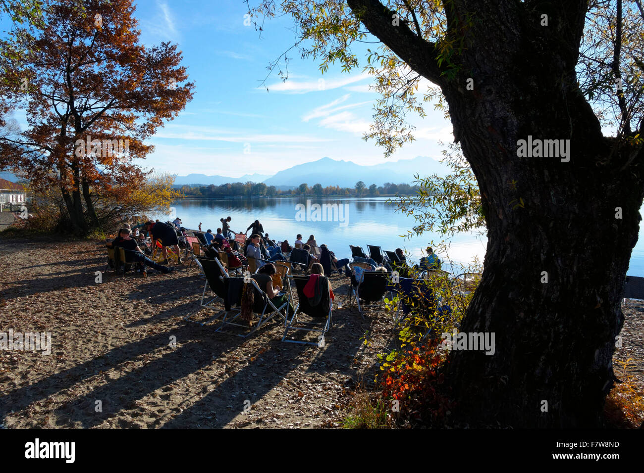 Persone rilassante sulla spiaggia, foreshore Feldwieser Bay, Chiemsee, Alta Baviera, Germania, Europa. Foto Stock