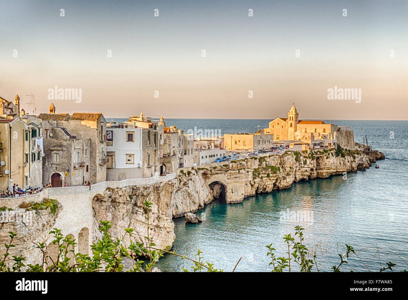 Vieste in Italia, una città vecchia sulla scogliera sul mare e spiagge: case antiche e chiesa Foto Stock