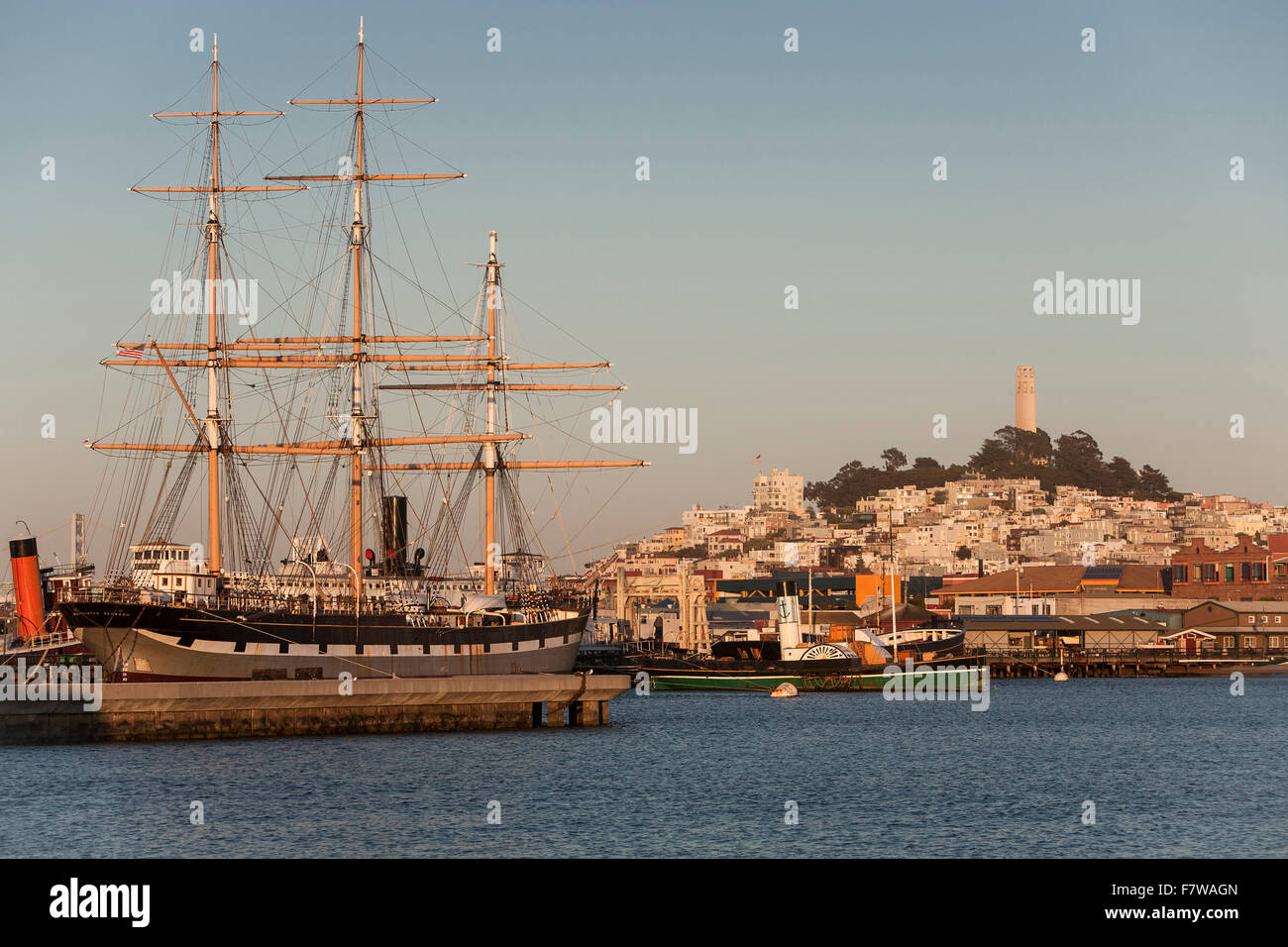 Gli Stati Uniti, California , San Francisco, la piazza truccate nave a vela "Balcutha', Coit Tower sulla sommità del colle del telegrafo Foto Stock