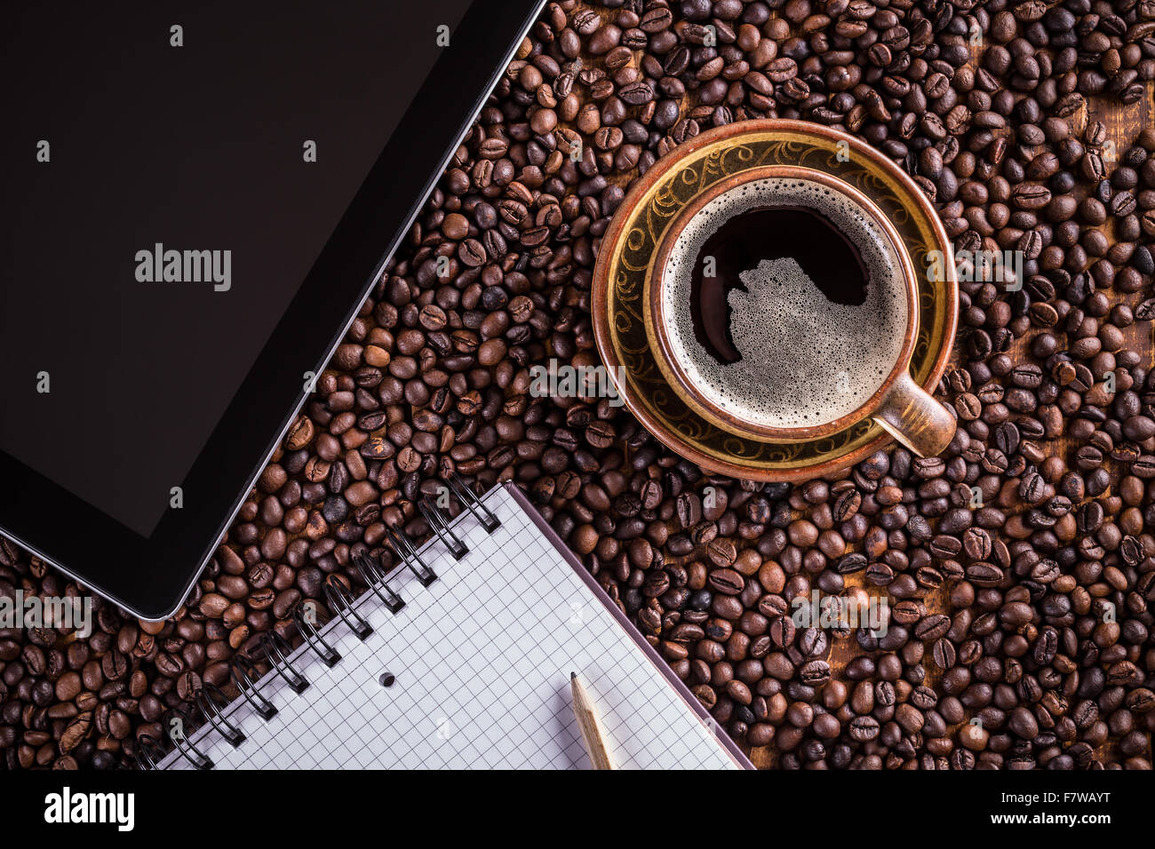 Tazza di caffè con il tablet PC e notebook Foto Stock