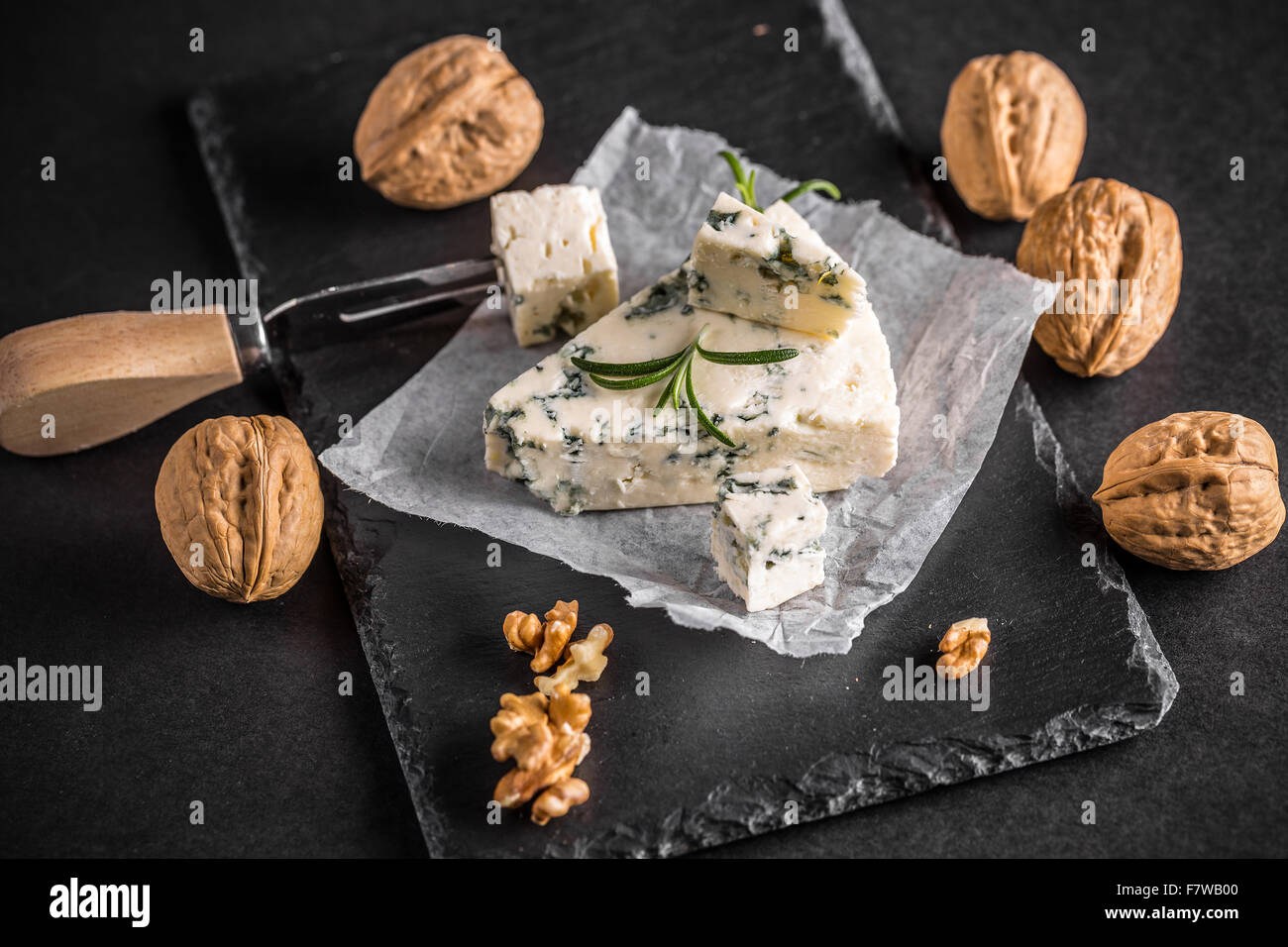 Italiano il gorgonzola con il dado su sfondo nero Foto Stock
