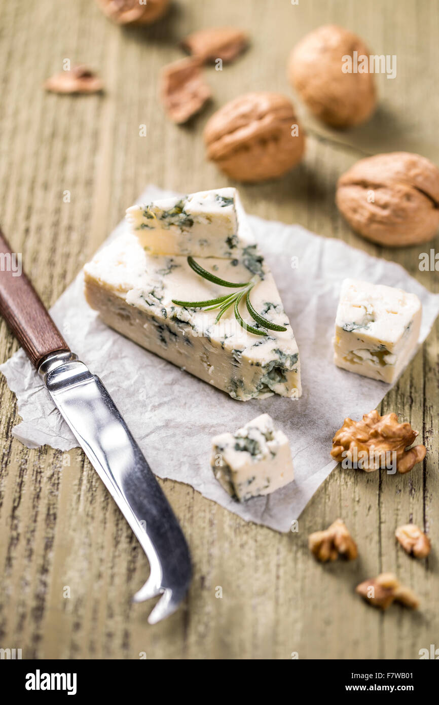 Pezzo di formaggio Roquefort con noci Foto Stock