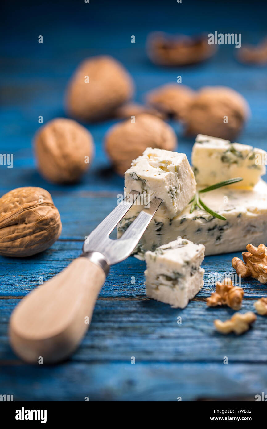 Gustoso formaggio blu con il dado sulla superficie di legno Foto Stock